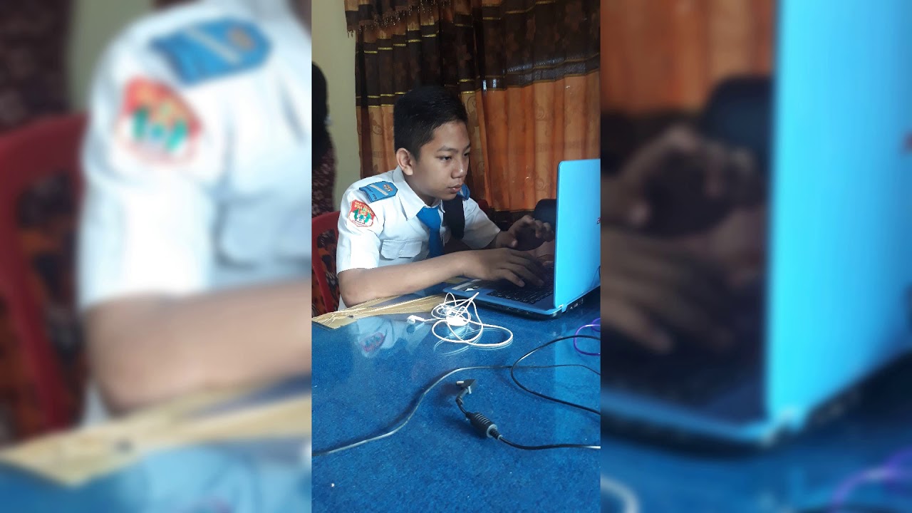 PNS pegawai negeri sipil sedang bekerja di kantor