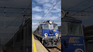EU07-443 z poc. IC Malinowski do Krynicy Zdrój odjeżdża ze stacji Kraków Płaszów po krótkim postoju