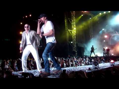 Enrique and Pitbull Perform at Santo Domingo Show mp3 ke stažení