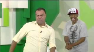 Denílson dançando rap no jogo aberto