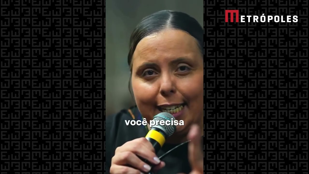 Pastora Helena Raquel segurando o microfone e pregando de forma enfática sobre proteção à mulher.