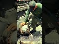 固着ボルトを叩き出せ : 大型トラックのハブに食い込んだスタッドがハンマーの一撃で抜ける瞬間