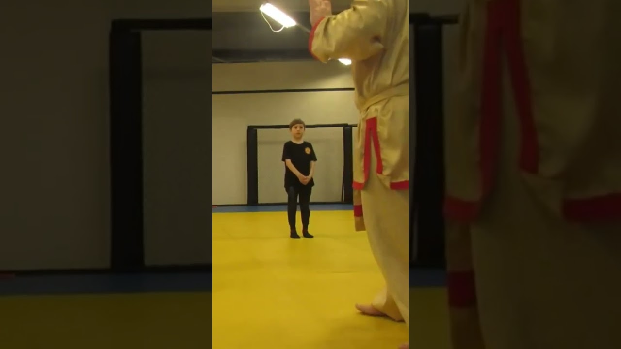 Жорстка страховка на груди.Урок боротьбы для дітей від 4 років.