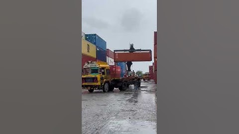 Container Shifting at Port #importexport #export #port #uae #dubai #packaging #india #dgft #apeda