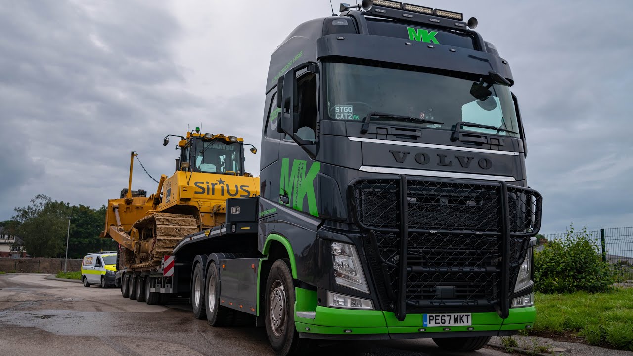 Heavy Haulage firm MK Transport haul & unload Komatsu D85 PX Bulldozer