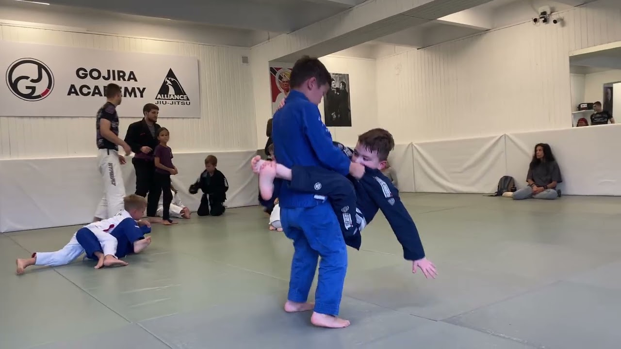 Болевой за 3 секунды! 🥋 6-летний Петя ловит соперника в паутину захватов