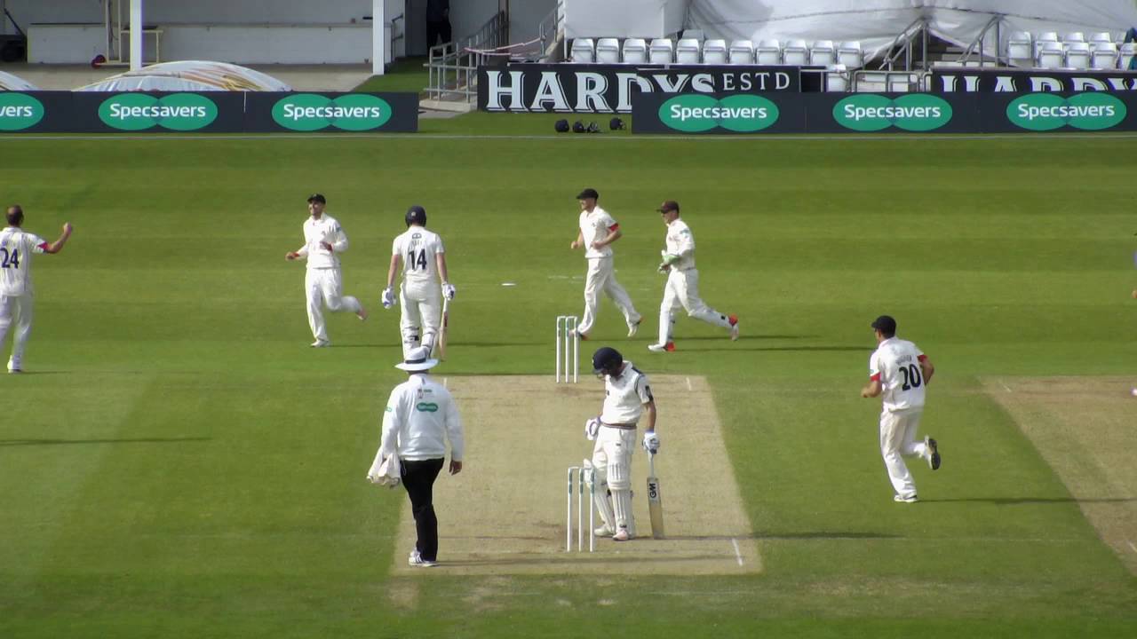 Lancs v Yorks 2016: Alex Lees edges behind off Tom Smith