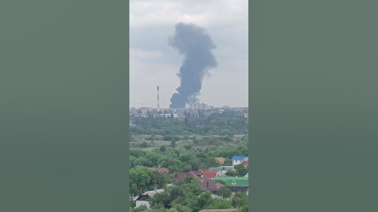 Горит нефтебаза в белгороде. Пожар резервуара. Горящая нефтебаза пролетарск на карте. Горящая нефтебаза пролетарск на карте. Брянск горит нефтебаза.