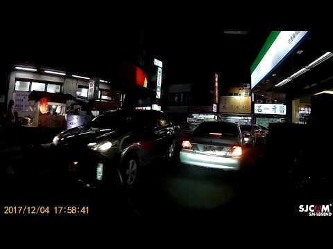 銀色小客車擦撞路邊車輛肇事逃逸