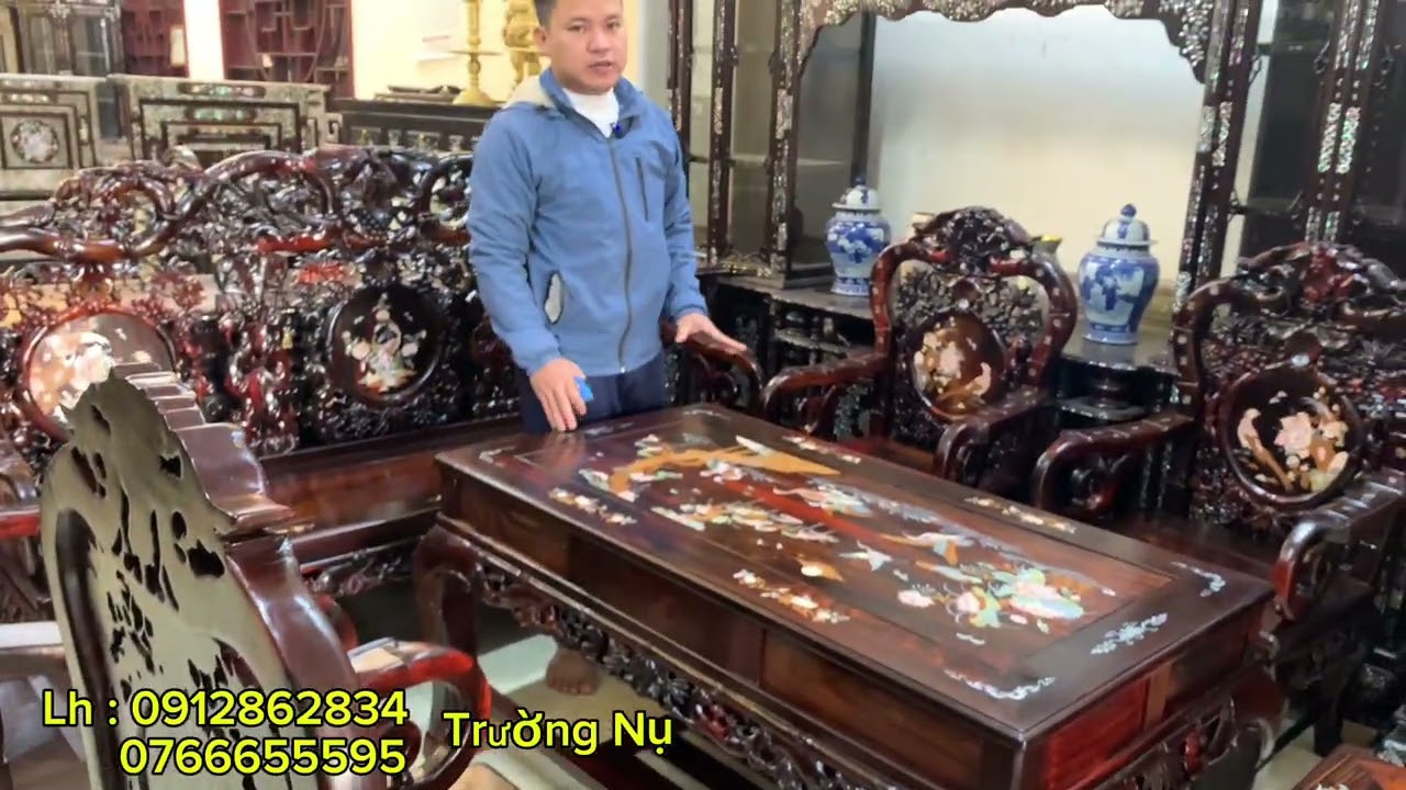 ghế trúc trắc khảm ốc , bàn thờ ông địa , tủ bầy đồ , tranh cá .