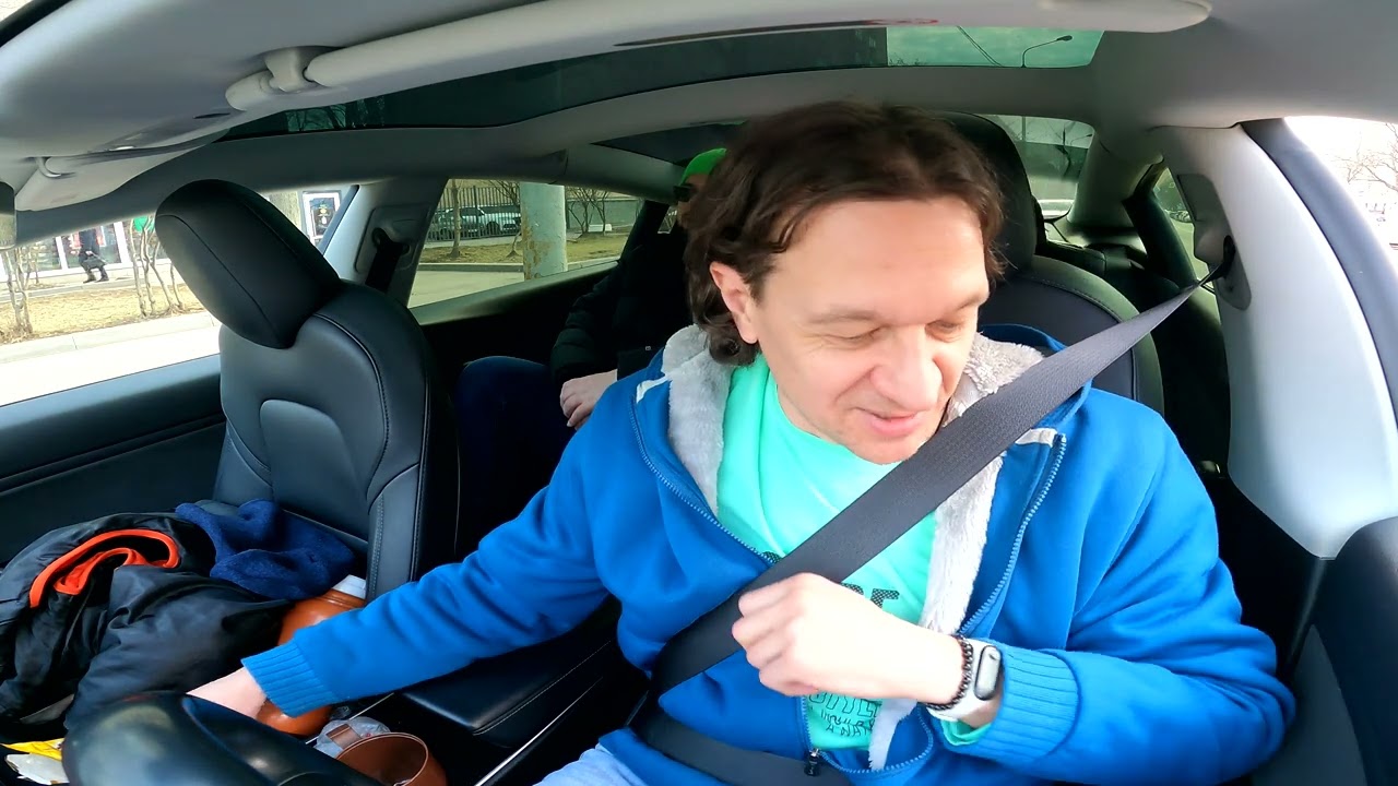 Пока бесплатгные зарядки в Москве/МАДИ простили меня за отсутствие фонаря на крыше.