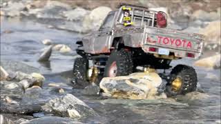 Traxxas TRX-4 with a Toyota Land Cruiser 70 Body Crawling thru a