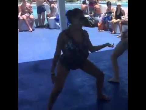 Stephanie Valenzuela quebrando en Punta Cana
