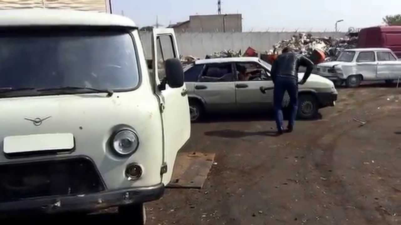 Человек разбивает машины