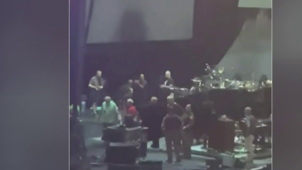 Guitarist Carlos Santana Collapses on Stage While Performing in ...