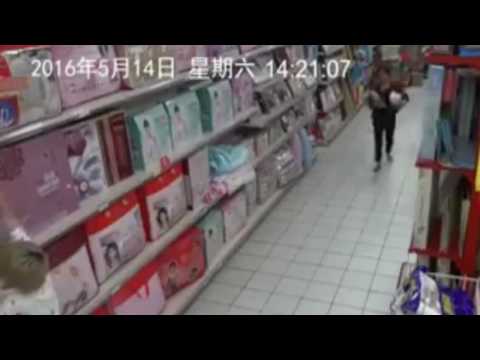 MUJER POSEIDA EN UN SUPERMERCADO (CHINA)