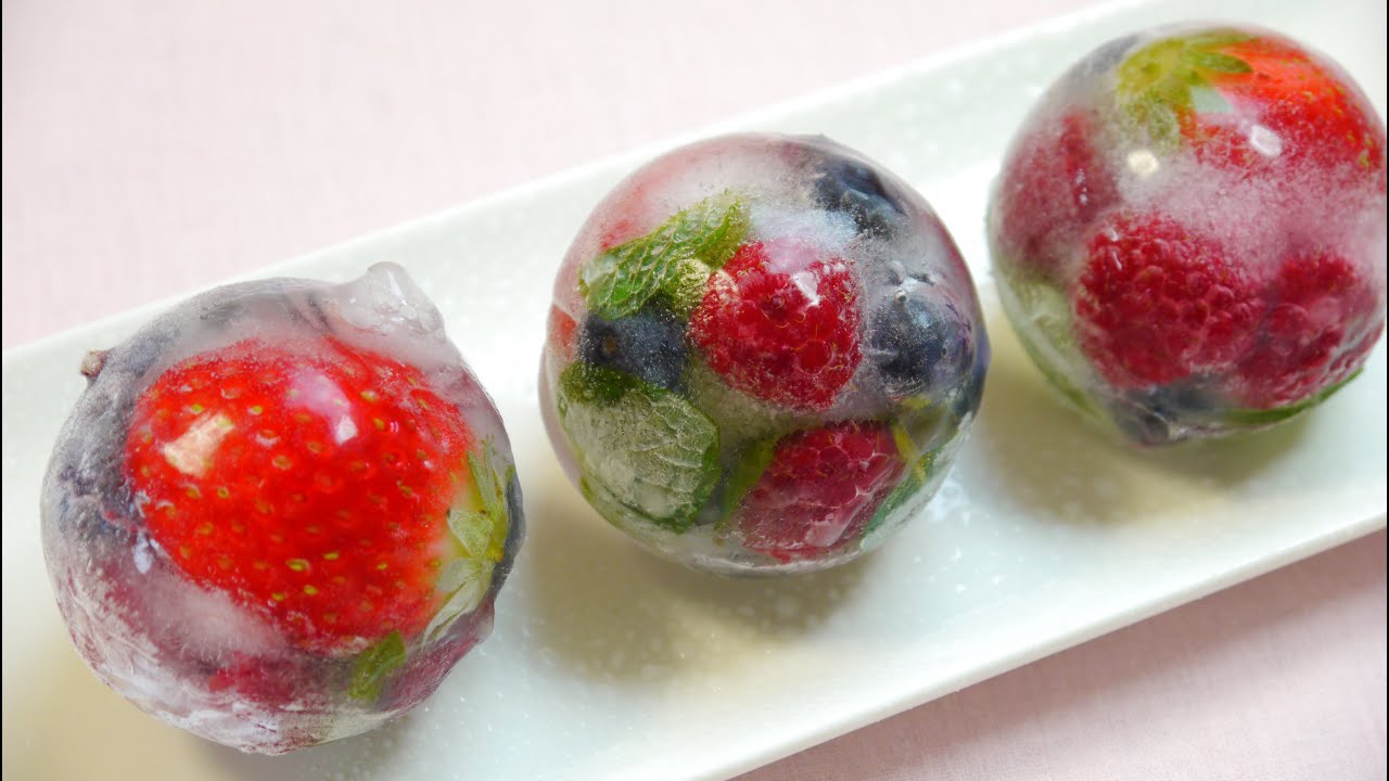 Ice Cubes ベリー系のフルーツをとじ込めた かわいいアイスキューブ Mixed Berries Captured in Cute Ice Cubes | MosoGourmet 妄想グルメ