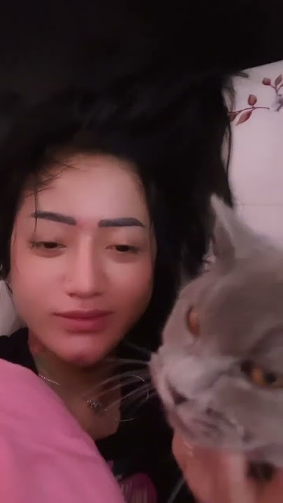 Tata pramudita tiduran dengan si klawu 😂