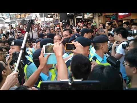2013年8月4日 大批市民不滿圍堵至山東街 香港警察護送涉打人便衣