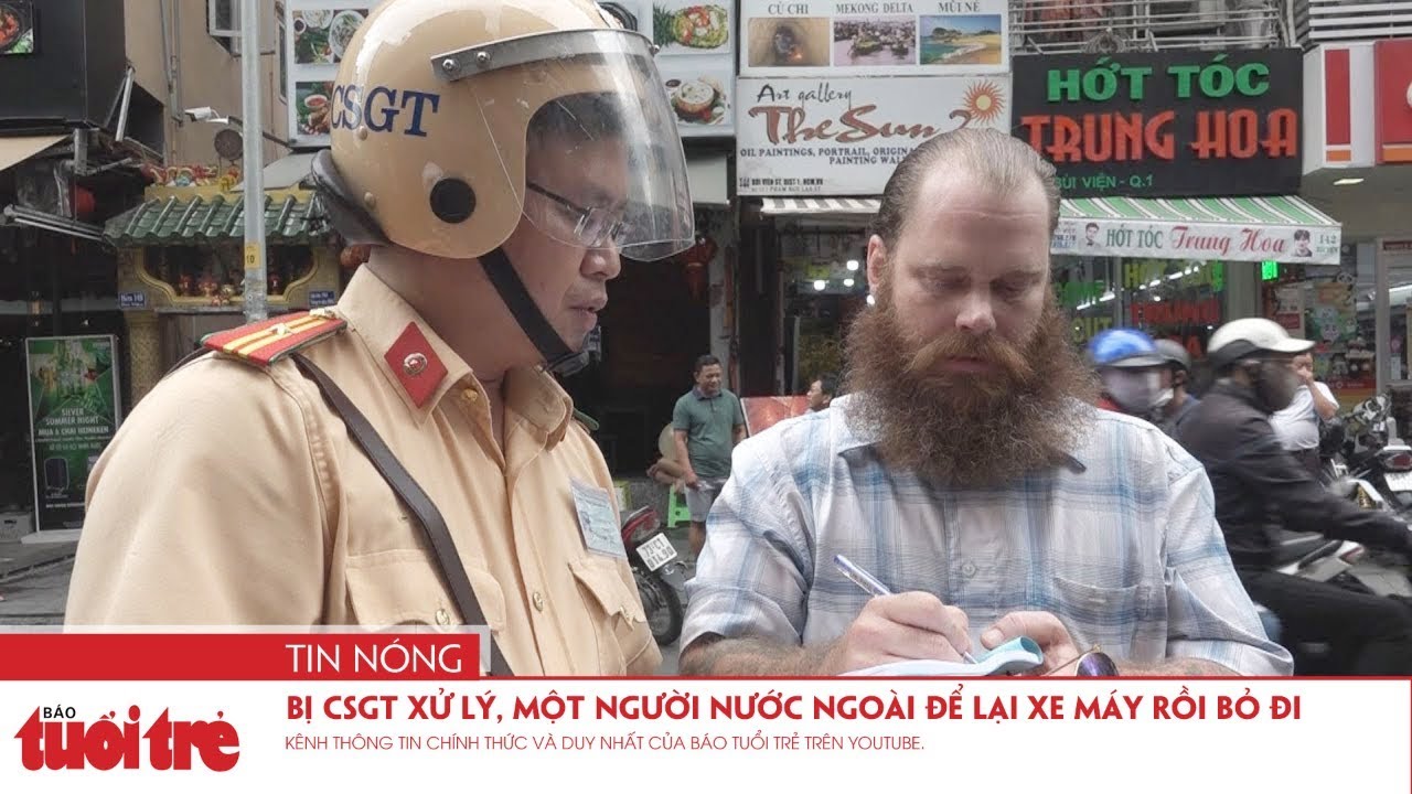 Bị CSGT xử lý, một người nước ngoài để lại xe máy rồi bỏ đi