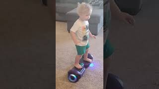 يقوم بحركات بهلوانية بواسطة هوفر بورد (hoverboard) 👏😎