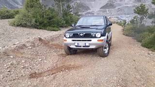 Nissan Terrano II vs  Mitsubishi Pajero, traction control.