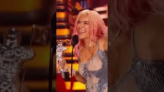 Las emotivas palabras de KAROL G a SHAKIRA tras ganar el VMA a MEJOR COLABORACIÓN