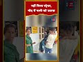 Azamgarh में Health services की खुली पोल, नहीं मिला stretcher, गोद में wife को उठाकर भटकता रहा पति !