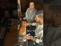 يا طير سنونو سلملي ع عيونو