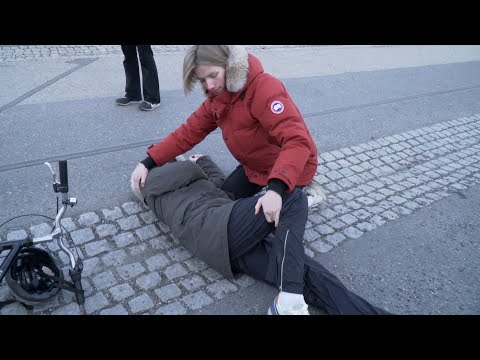 Video: Hvordan bære en skadet person selv under førstehjelp