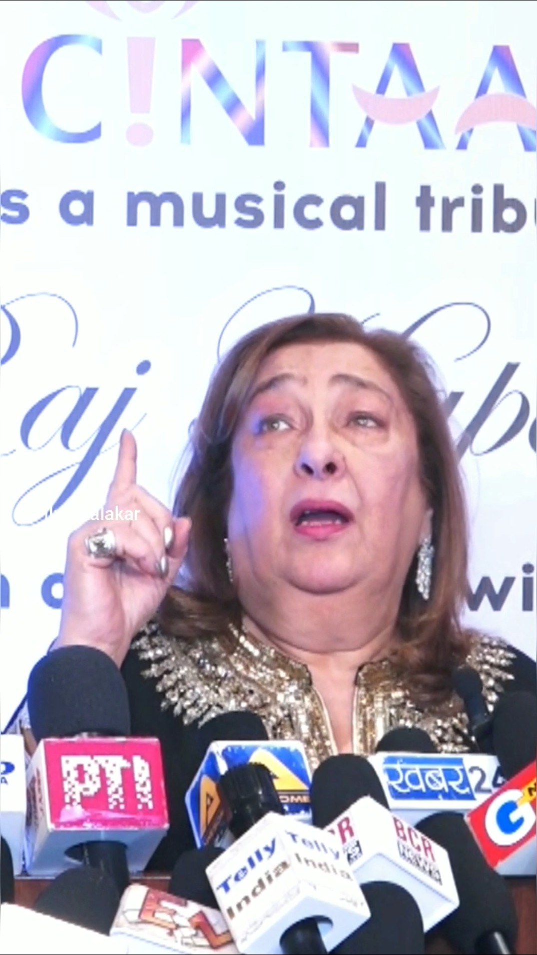 #reemajain ,daughter of the legendary #rajkapoor gets emotional ?? #filmykalakar