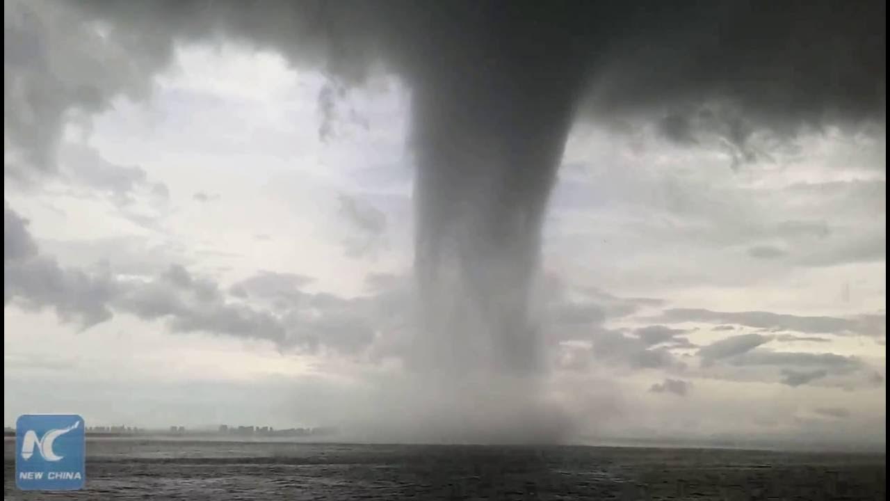 иль торнадо. смерч адский босс. янцзы, китай (2015 год). радужный смерч. адский ураган.