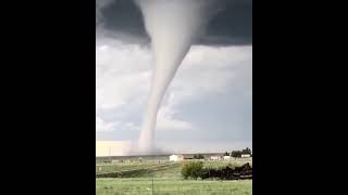 إعصار ضخم في وايومنغ بالولايات المتحدة الأمريكية.A huge tornado in Wyoming, USA.