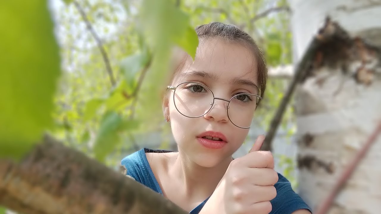 Я лазаю по деревьям! ?? Ветер меня здувал я чуть не упала! ?? И везде ...
