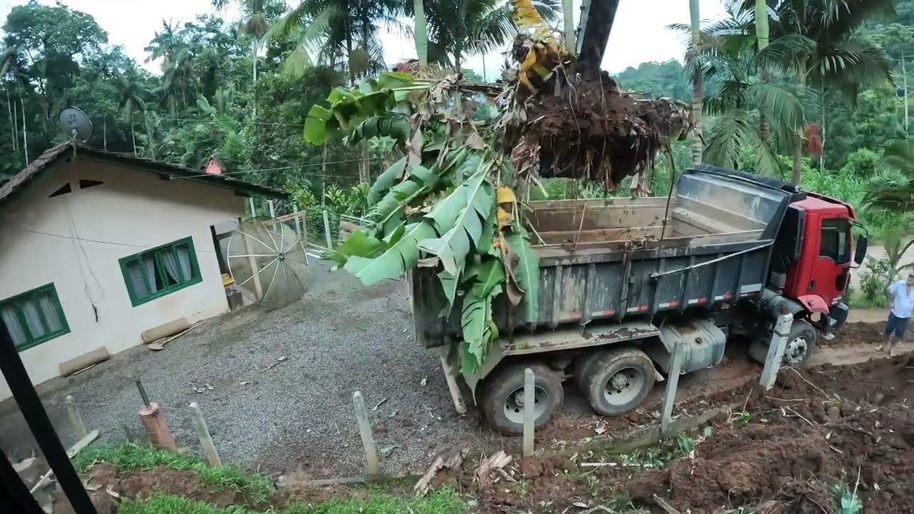 Escavadeira tirando deslizamento perto da casa P1 QUASE DEU B.O 😱