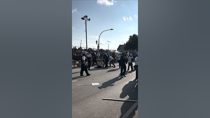 Pro-Palestinian protesters breach security fence outside DNC | VOA News