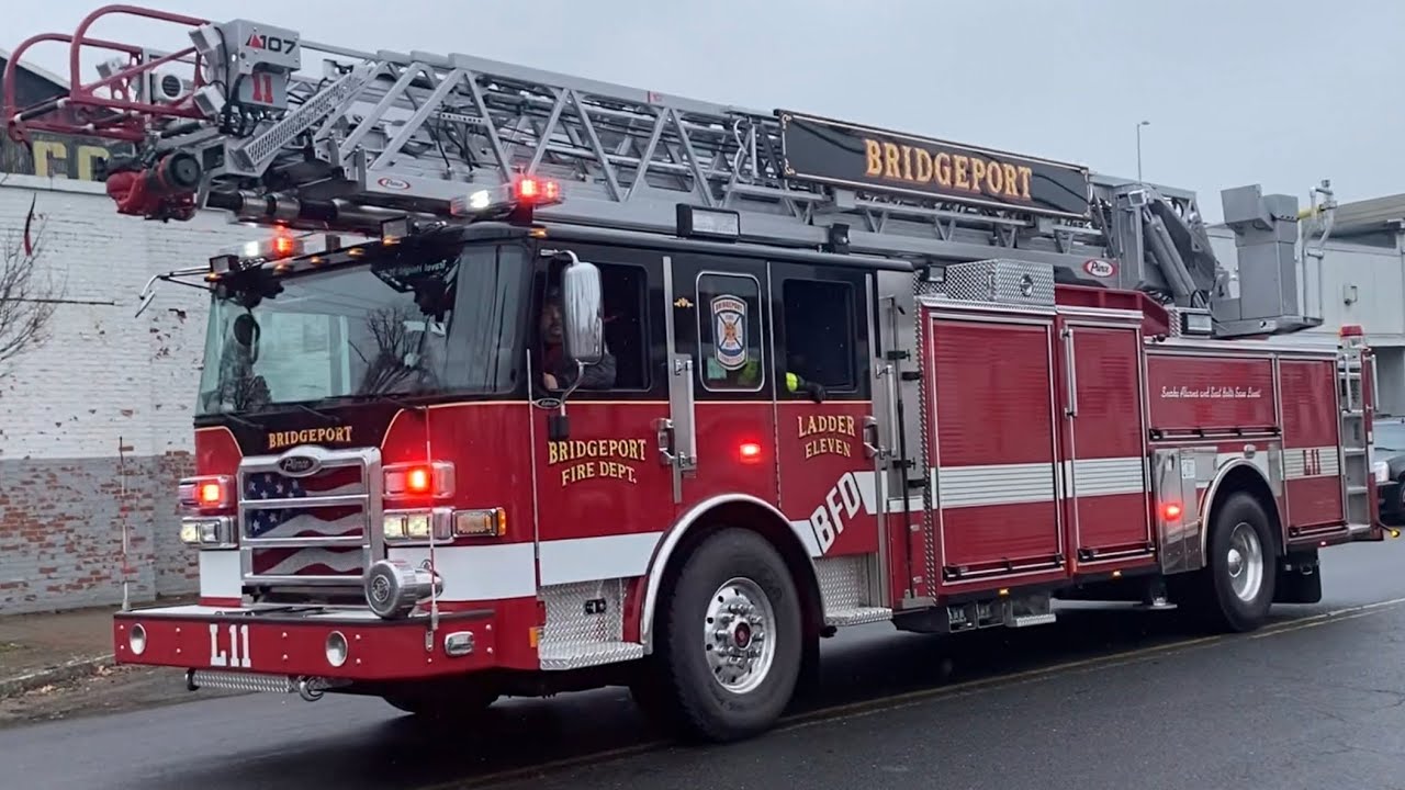 Bridgeport CT Fire Department *BRAND NEW * Ladder 11 Responding YouTube