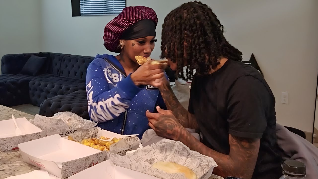 Моя лучшая подруга обожает кормить меня... Она что, тайно пытается влюбиться?!