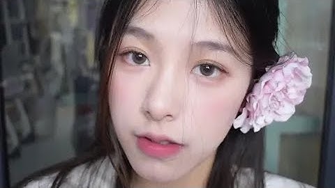 我本就明媚张扬 在鲜花和爱里长大 #怼脸拍高清镜头 #分享妆容#花知晓