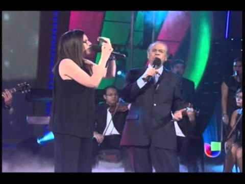 LAURA PAUSINI Y LUCHO GATICA (Q.E.P.D.) cantan  "ES LA HISTORIA DE UN AMOR"