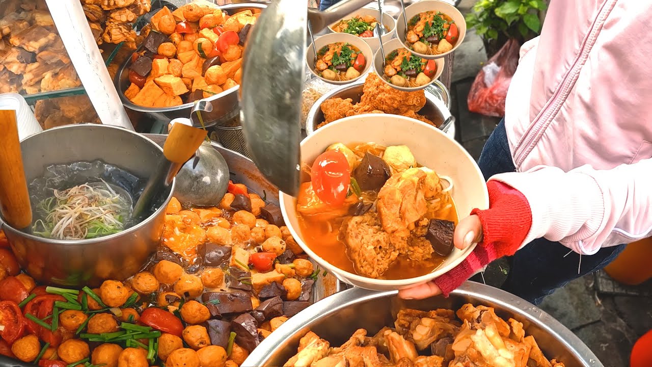 Nồi bún riêu siêu topping, lạ nhất được cô chủ giới... - youtube