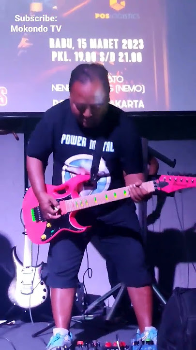 Mas Ipunk Power Metal Lagi Seting Efek Sebelum Mulai Konser