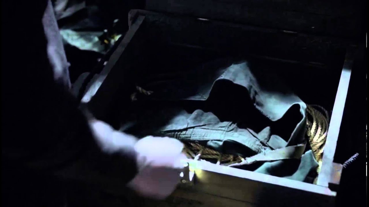 Arrow 2x15 - Oliver puts on the Hood for the first time