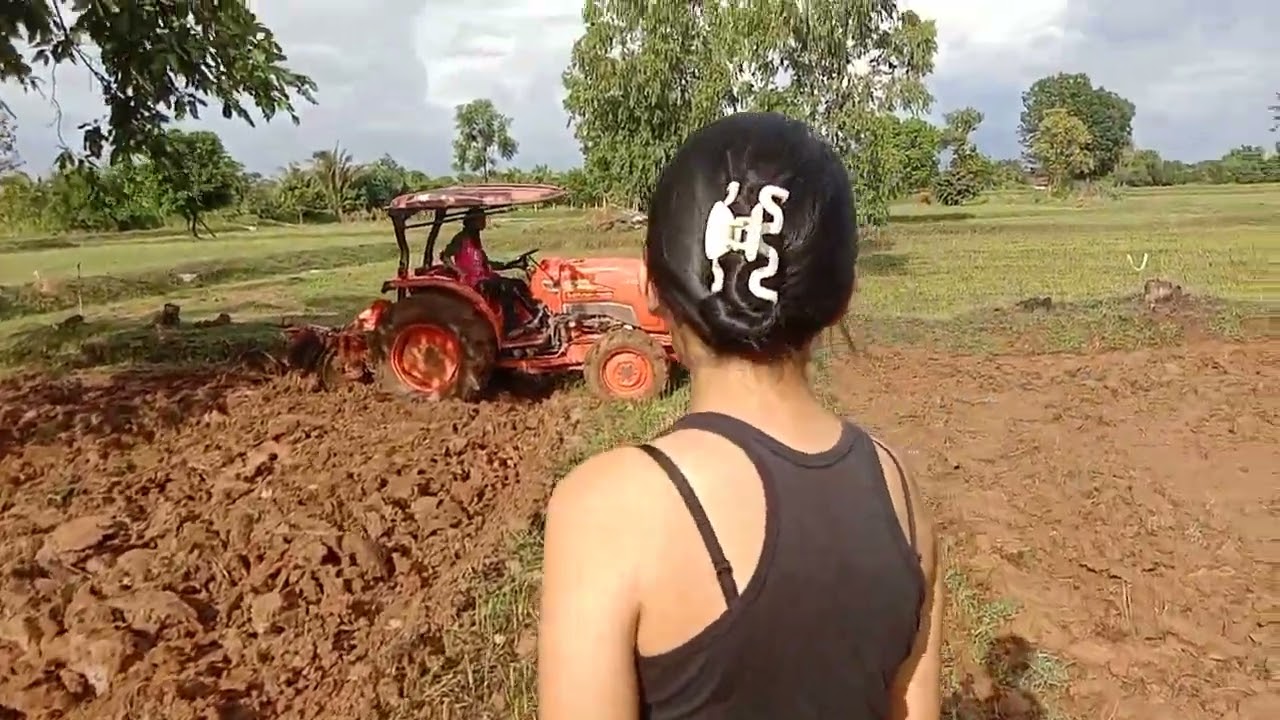 ฝนตกออกมาไถนารับจ้างเขา บรรยากาศดีมาก