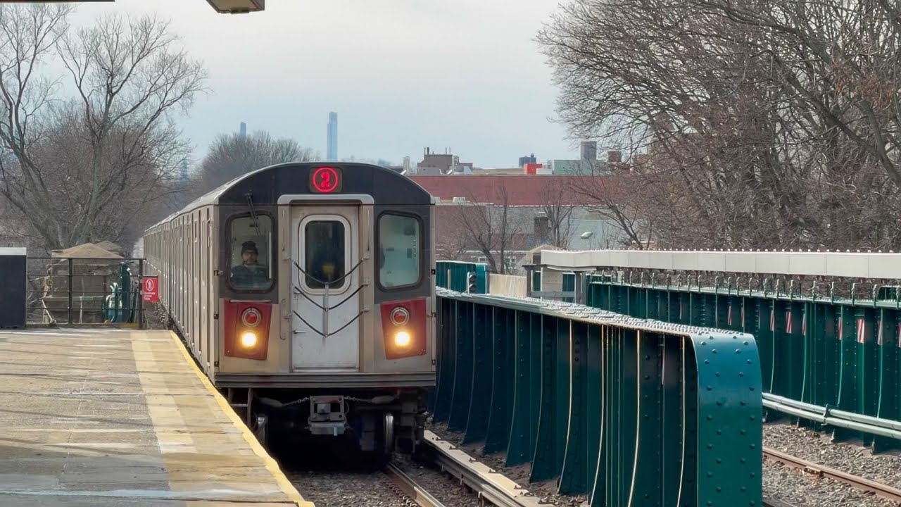 R142 2 Trains to Eastchester-Dyre Av at Morris Park - YouTube