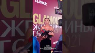 Ян Гэ гладит Анну Седокову на премии Glamour «Женщины года — 2021»