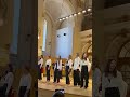 Виконання пісні Троянди на пероні учасницею хору Гомін Живий виступ на сцені Reels Choir Виконання пісні Троянди на пероні учасницею хору Гомін Живий виступ на сцені Reels Choir