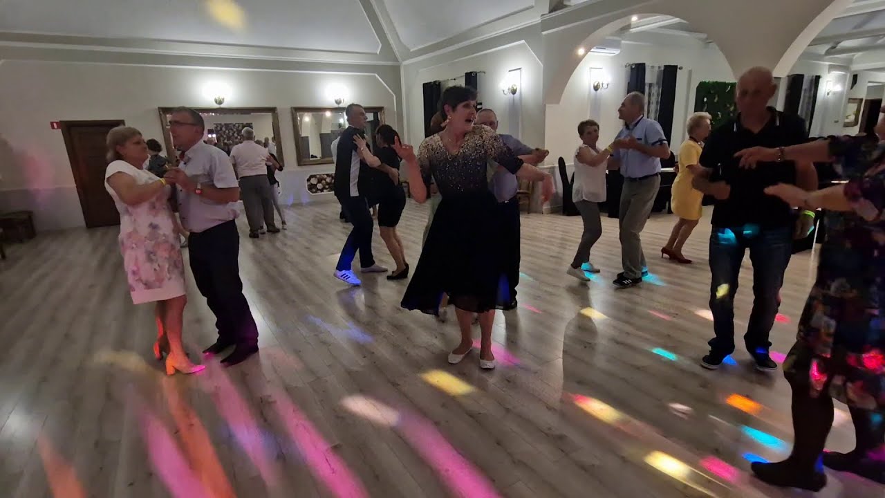 POPRZEZ CIEMNE LASY I DZIKIE KRAINY Teresa jechała, w Złotym Dworze zatrzymała i PIĘKNIE TAŃCOWAŁA