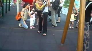 990815 大阿姨在大安森林公園幫赫赫第一次盪鞦千.AVI