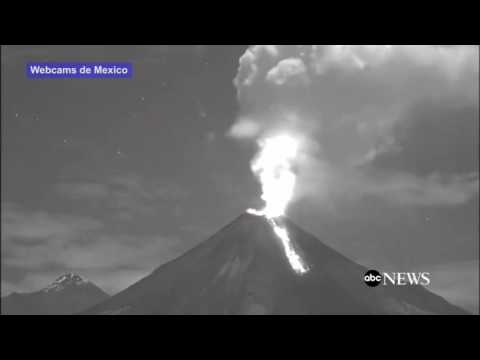 Video: A UFO Shining With Yellow Light Flew Over The Mexican Volcano Colima - Alternative View